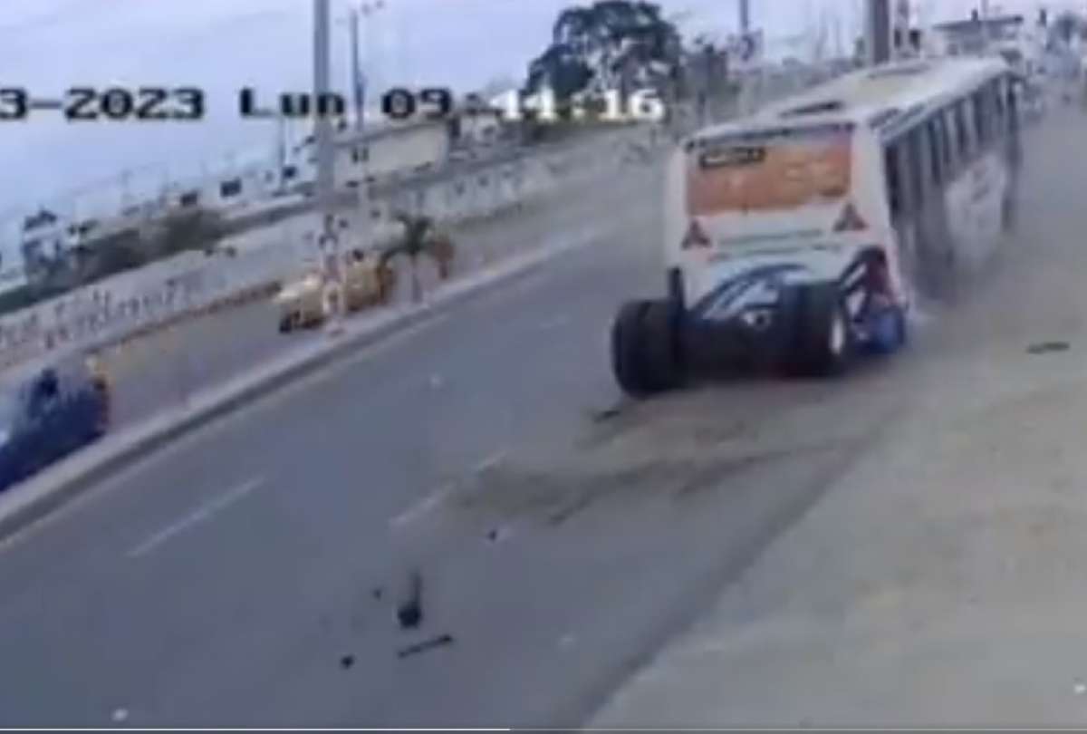 En el incidente de tr&aacute;nsito de Salinas, en el que un bus perdi&oacute; sus llantas traseras, no hubo heridos. 