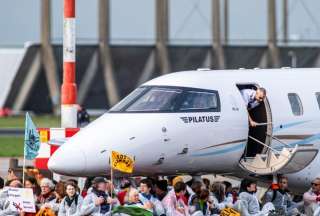 Aeropuerto de Amsterdam fue bloqueado por activistas clim&aacute;ticos