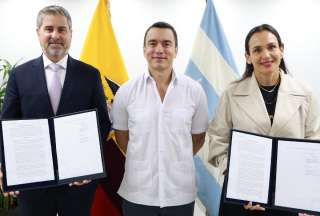 Gobierno firma acuerdo con empresa minera canadiense