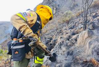 Quito: Incendio en las laderas del Pichincha contin&uacute;a activo
