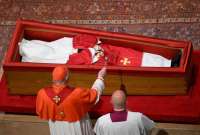 El cuerpo del papa Francisco fue cubierto con un manto y sellado, como dicta la tradición de la Iglesia católica.
