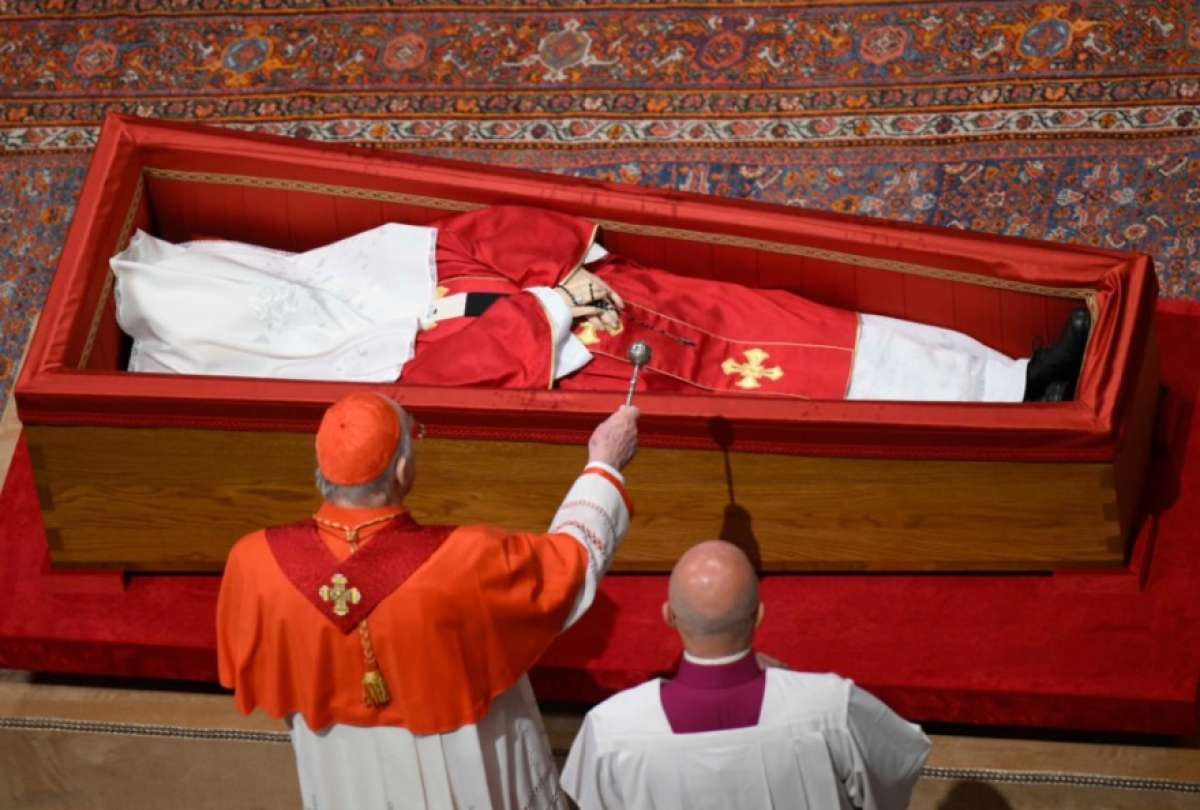 El cuerpo del papa Francisco fue cubierto con un manto y sellado, como dicta la tradición de la Iglesia católica. 