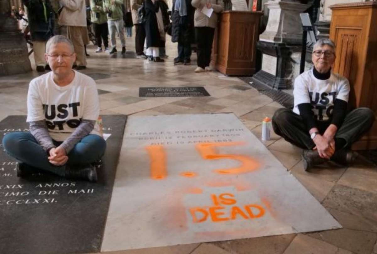 Esto ocurrió en la tumba de Charles Darwin, en la Abadía de Westminster, Reino Unido.
