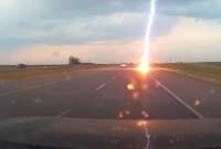 El rayo casi impacta en el autom&oacute;vil que circulaba en una carretera de Calgary.