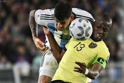 Enner Valencia protest&oacute; por el arbitraje ante Argentina