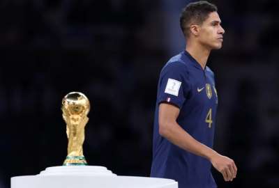 Raphael Varane no seguir&aacute; en Francia, tras el Mundial de Qatar 2022. 