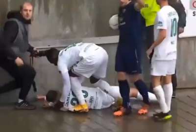 Jugador alem&aacute;n perdi&oacute; el conocimiento tras estrellarse con un muro en pleno partido 