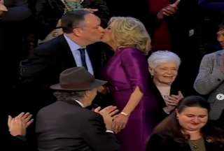 &iquest;Beso entre primera dama de EE.UU y esposo de vicepresidenta de ese pa&iacute;s se vuelve viral?&nbsp;