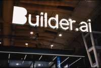 La empresa de IA Builder.ai respaldada por Microsoft fingía ser una IA y colapsó luego de que se revelara que 700 ingenieros trabajaban ahí.