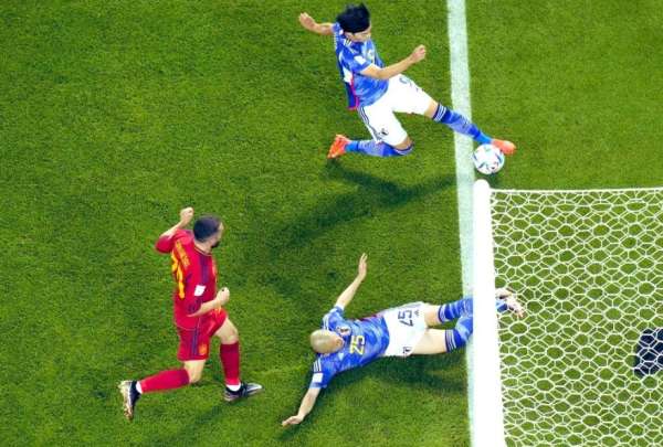 El volante Kaoru Mitoma (der.) en el pol&eacute;mico centro del segundo gol japon&eacute;s. 