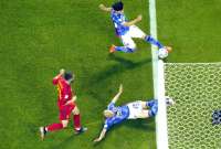 El volante Kaoru Mitoma (der.) en el polémico centro del segundo gol japonés.