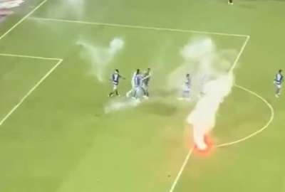 Videos en redes sociales mostraron c&oacute;mo desde la grada norte del estadio se arrojaron bengalas a la cancha. 