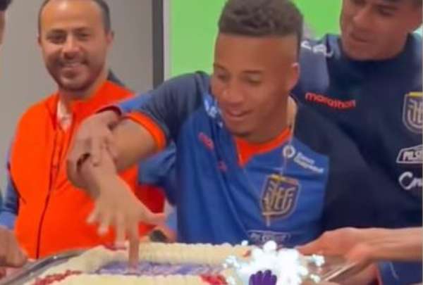 Byron Castillo en los festejos por su cumplea&ntilde;os junto a sus compa&ntilde;eros de la Tri. 
