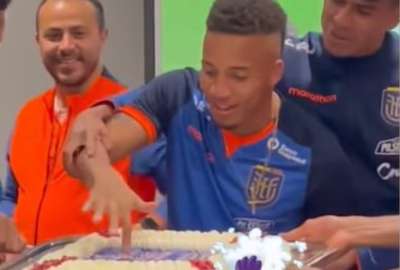 Byron Castillo en los festejos por su cumplea&ntilde;os junto a sus compa&ntilde;eros de la Tri. 