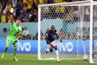 &Eacute;nner Valencia (der.) marc&oacute; el gol del empate ante Pa&iacute;ses Bajos