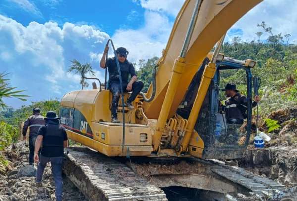 Se retevo una maquinaria por apertura Ilegal en el Bosque Protector Tinajillas - R&iacute;o Gualace&ntilde;o. 