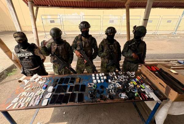 En el operativo en la c&aacute;rcel de El Rodeo se incautaron celulares, droga y machetes. 