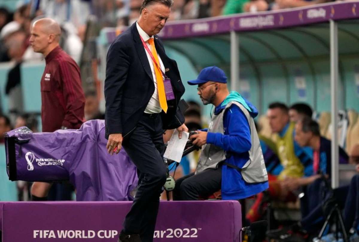 Louis van Gaal admitió que la eliminación ante Argentina fue "muy dolorosa"