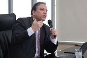 Ministro de Econom&iacute;a sostiene que se redujo la deuda con los GADs