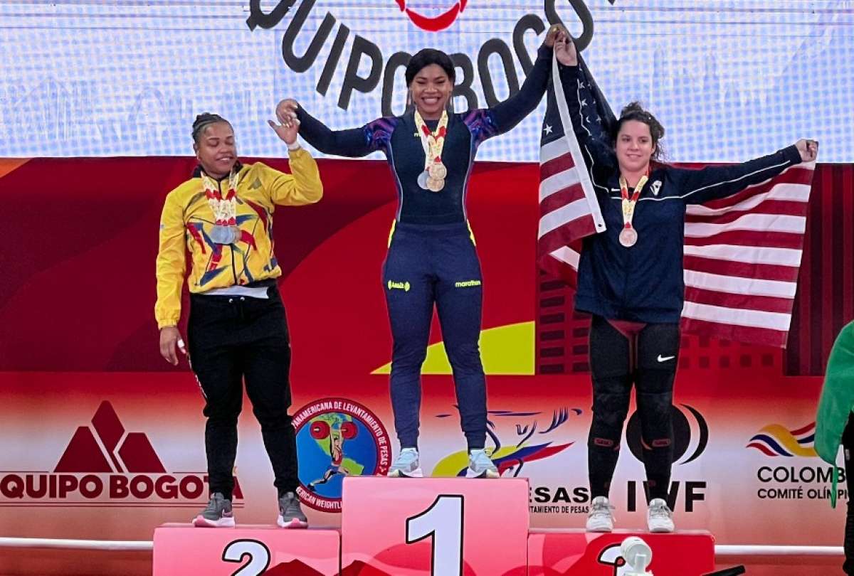 Angie Dajomes celebró haber impuesto un nuevo récord panamericano