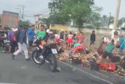 A las personas no les import&oacute; la presencia policial y se llevaron las cervezas.