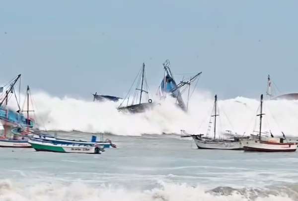 El maretazo deja severos da&ntilde;os en Piura y Tumbes.
