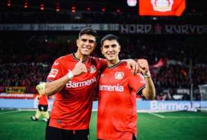 Piero Hincapi&eacute;, junto a Exequiel Palacios (der.) en un partido del Bayer Leverkusen. 
