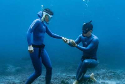 Un fot&oacute;grafo sorprendi&oacute; a su novia con una peculiar propuesta al fondo del mar