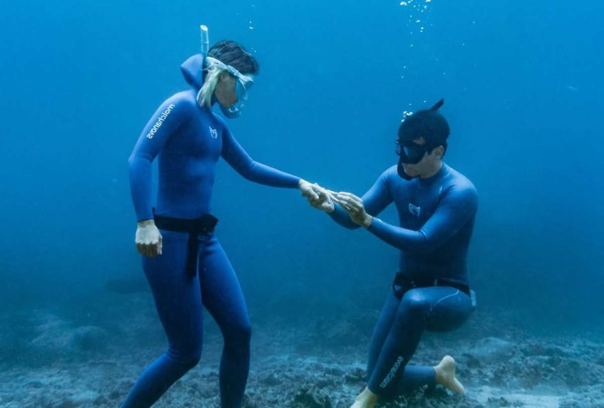 Un fotógrafo sorprendió a su novia con una peculiar propuesta al fondo del mar