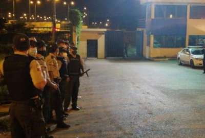 Polic&iacute;as se ubican en los exteriores del centro penitenciario para controlar los disturbios. 