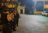 Policías se ubican en los exteriores del centro penitenciario para controlar los disturbios.