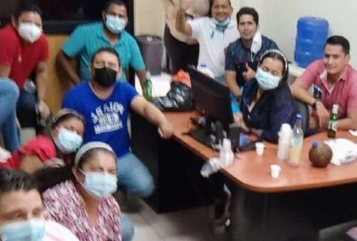 Gerente del Hospital Mart&iacute;n Icaza fue desvinculada por libar con otros funcionarios dentro de las instalaciones