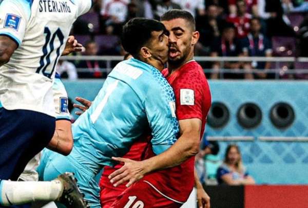 Alireza Beiranvand no seguir&aacute; en el Mundial, tras chocar contra su compa&ntilde;ero Majid Hosseini.