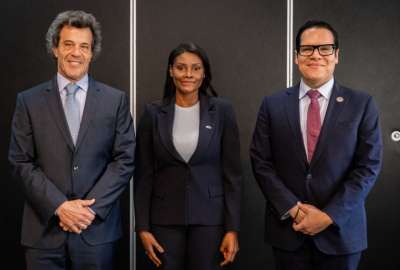 (De izq. a der) Alejandro Melik, de la Oficina Anticorrupci&oacute;n de Argentina, junto a la embajadora Diana Salazar y el secretario de Integridad P&uacute;blica, Jos&eacute; Julio Neira. 