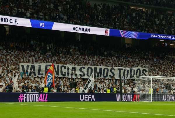 El estadio rindi&oacute; tributo con un minuto de silencio, camisetas con mensajes de solidaridad y una bandera de la Comunidad Valenciana.