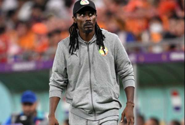 El DT Aliou Cisse no estuvo acompa&ntilde;ado de un jugador en la rueda de prensa como dicta la normativa FIFA. 
