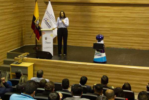 Robot &lsquo;Espejito&rsquo; se suma a las tareas de desinfecci&oacute;n en el HTMC