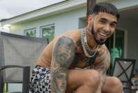 Anuel echa gasolina al fuego de la polémica con esta fotografía