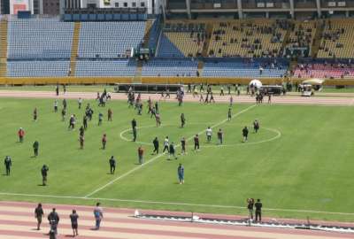 Hinchas del Deportivo Quito ingresaron a la cancha para intentar agredir a los &aacute;rbitros.