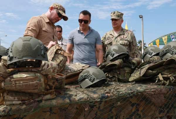 De izq. a der., Gian Carlo Loffredo, ministro de Defensa; el presidente Daniel Noboa y Jaime Vela, jefe del Comando Conjunto de las Fuerzas Armadas. 