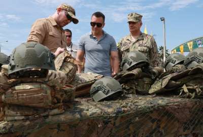 De izq. a der., Gian Carlo Loffredo, ministro de Defensa; el presidente Daniel Noboa y Jaime Vela, jefe del Comando Conjunto de las Fuerzas Armadas.