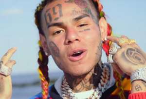 Tekashi naci&oacute; en Estados Unidos, su madre es mexicana y su padre puertorrique&ntilde;o.