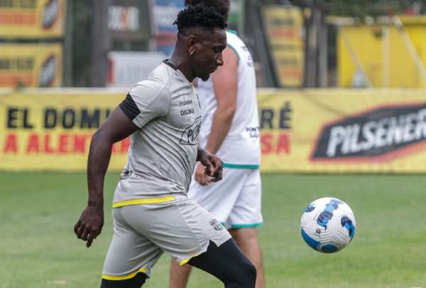 &Eacute;rick Castillo controla el bal&oacute;n durante un entrenamiento en Guayaquil