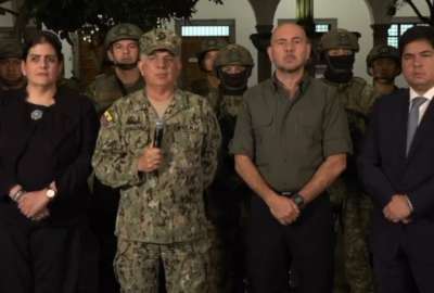 El almirante Jaime Vela (centro) anunci&oacute; que las bandas criminales son objetivos militares. 