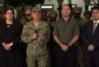 El almirante Jaime Vela (centro) anunció que las bandas criminales son objetivos militares.