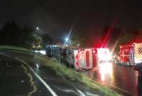 Las autoridades coordinaron el rescate de las personas atrapadas en el vehículo.