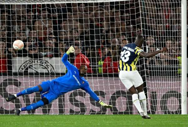 &Eacute;nner Valencia marc&oacute; el gol del empate de penal, en cancha del Rennes