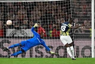 &Eacute;nner Valencia  ingres&oacute; al cambio y salv&oacute; al Fenerbahce por la Europa League