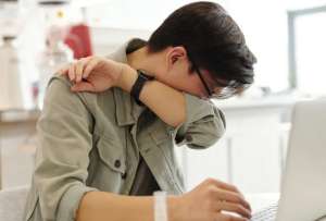 Hombre se desgarr&oacute; la tr&aacute;quea por contener un estornudo