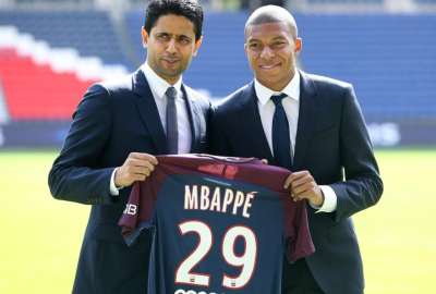 Nasser Al Khelaifi (izq.) junto con el delantero Kylian Mbapp&eacute;. 